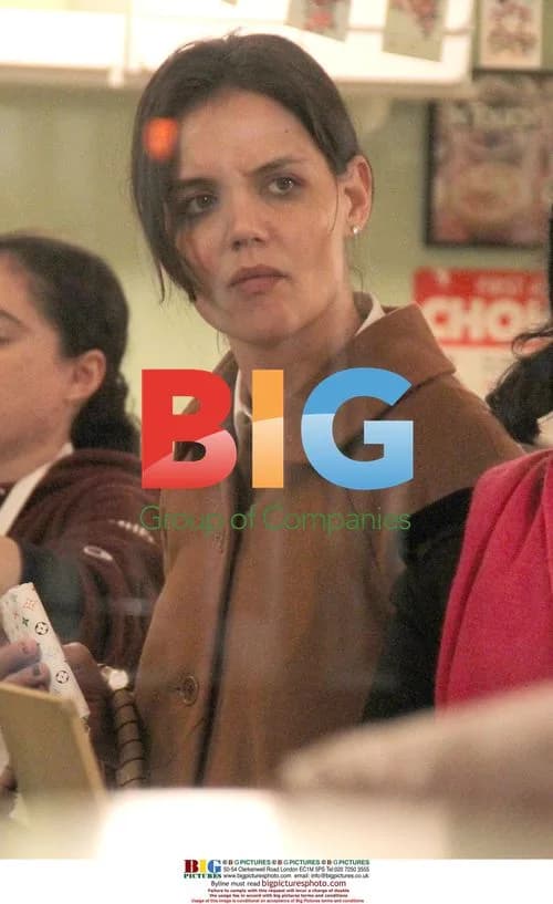 Katie Holmes at Magnolia Bakery in NYC