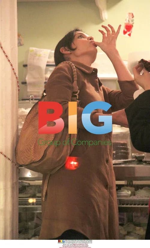 Katie Holmes Visits Magnolia Bakery