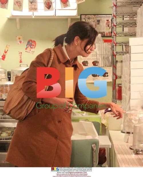 Katie Holmes visits Magnolia Bakery in NYC