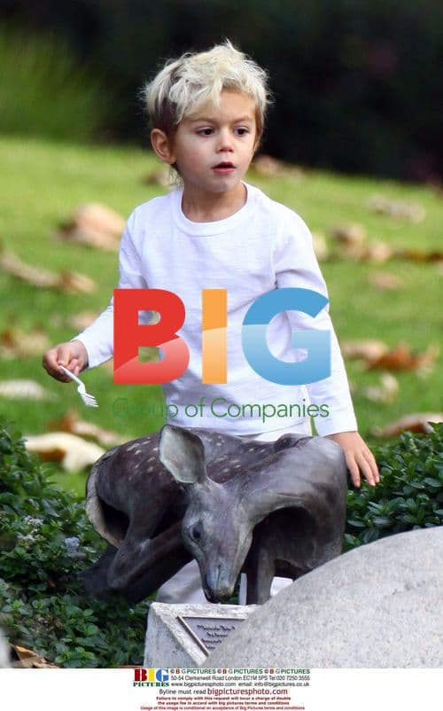 Kingston Rossdale plays with Ruby Maguire