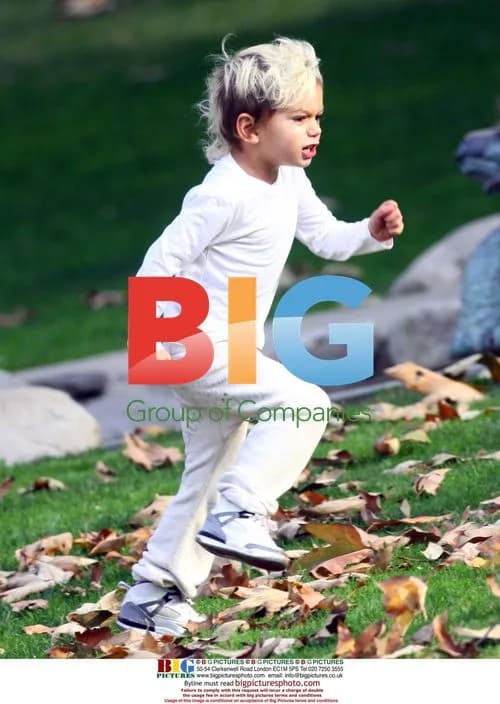 Kingston Rossdale and Ruby Sweetheart Maguire play in park