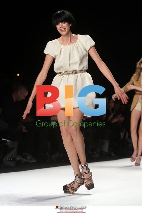 Agyness Deyn Falling at Fashion Show