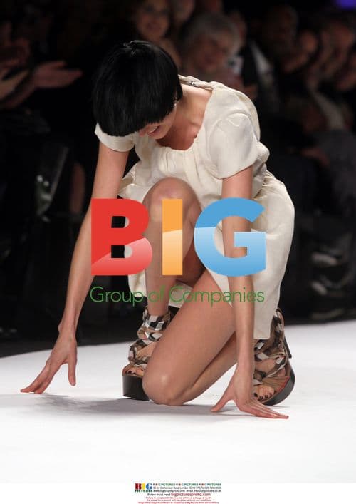 Agyness Deyn Falls at Fashion Show in New York