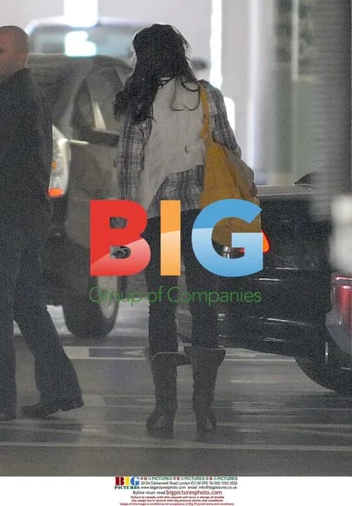 Britney Spears enters office building
