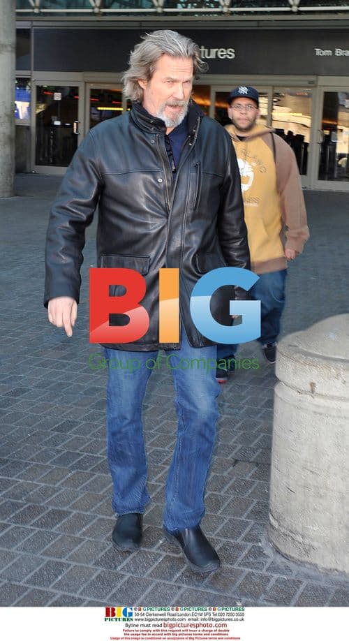 Jeff Bridges signing autographs at LAX