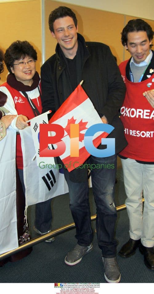 Cory Monteith Signing Autographs at Airport