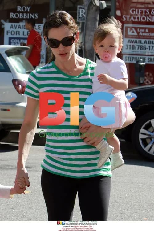 Jennifer Garner Shopping with Daughters