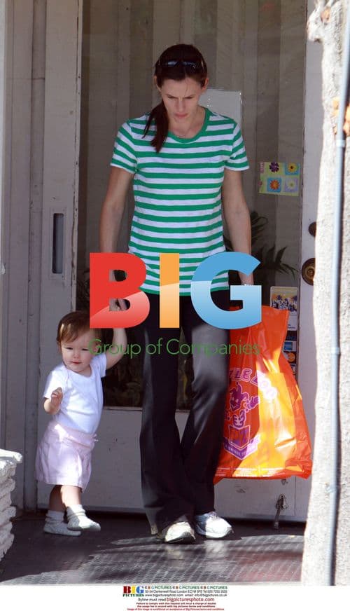Jennifer Garner and Daughters Shopping