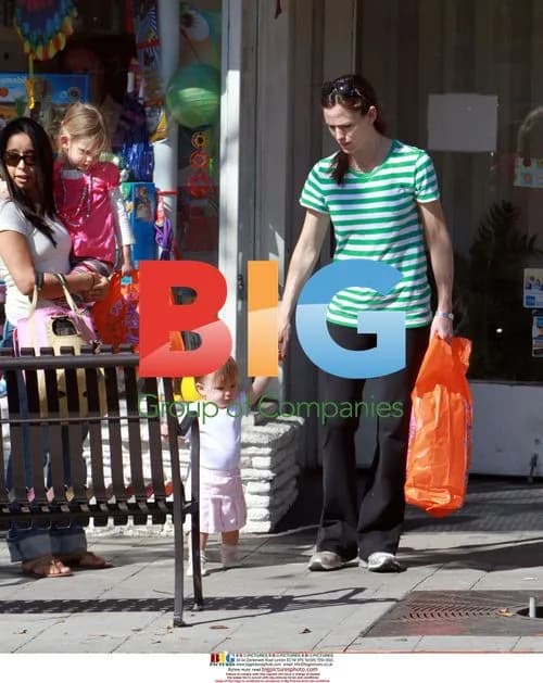 Jennifer Garner with daughters shopping