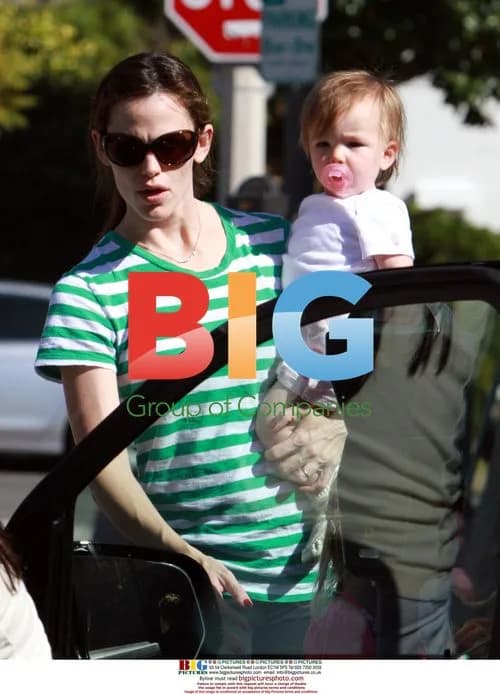 Jennifer Garner With Daughters Shopping