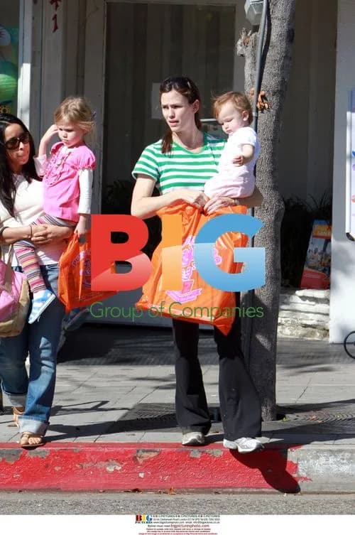 Jennifer Garner with daughters shopping