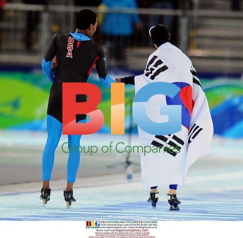 Shani Davis shakes hands with Tae-Bum Mo at 2010 Winter Olympics