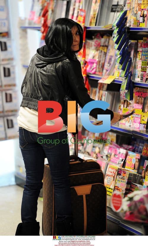 Kym Marsh Buying Magazines Before Train Ride