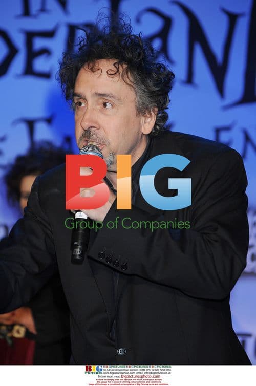 Tim Burton introduces Alice in Wonderland cast
