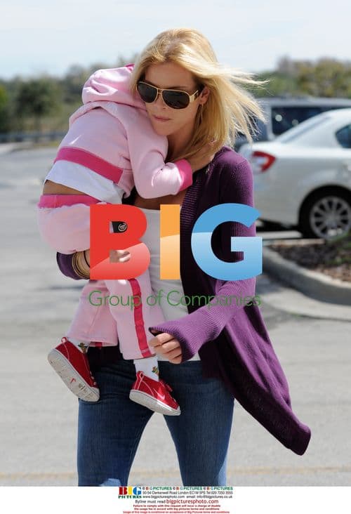 Elin Nordegren and daughter shopping