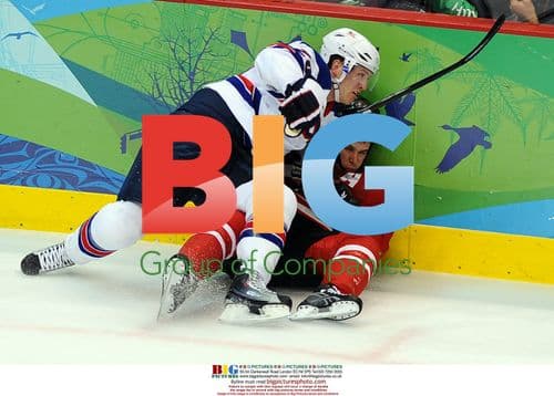 USA\'s Ryan Suter hits Canada\'s Sidney Crosby