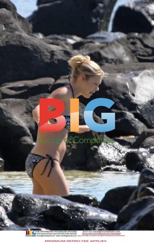 Prince Harry\'s ex Chelsy Davy on Mauritius beach