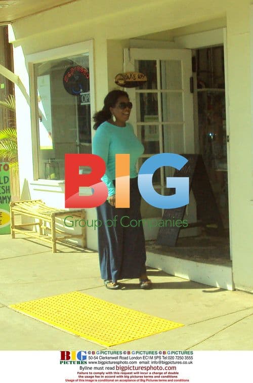 Oprah Winfrey Shopping in Hawaii
