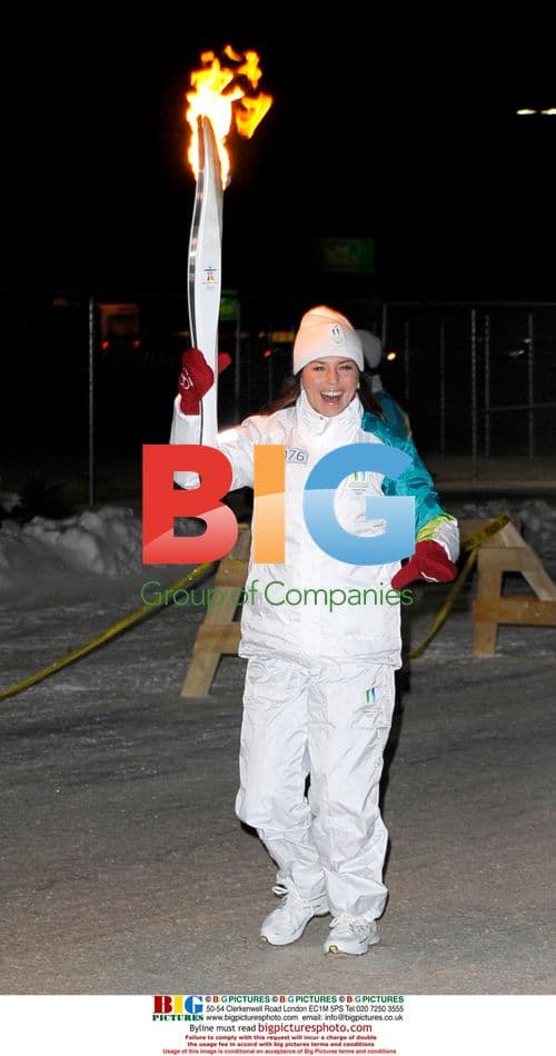 Shania Twain carries Olympic Torch in Timmins