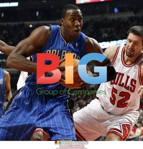 Dwight Howard Grabs Rebound vs Bulls