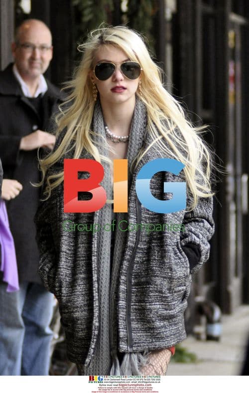 Taylor Momsen on Gossip Girl Set