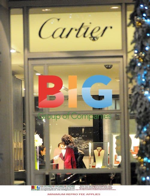 Russell Brand shops for ring at Cartier's