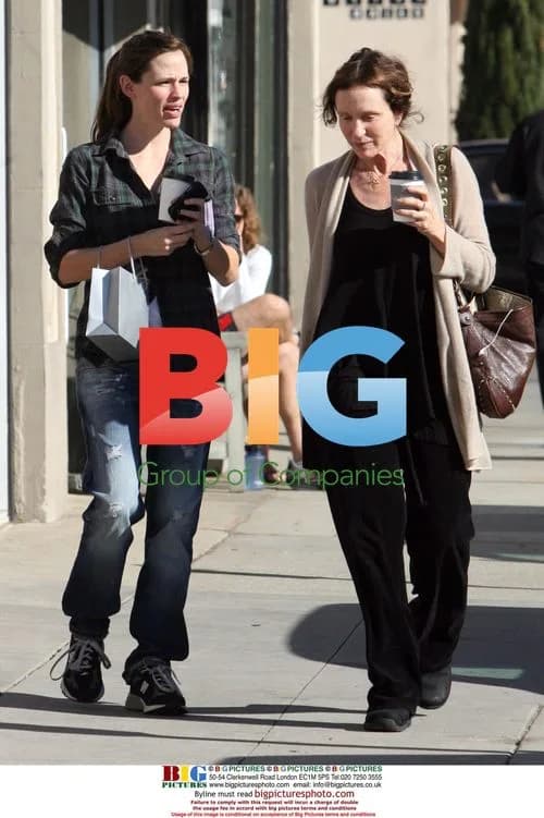 Jennifer Garner Out in Santa Monica