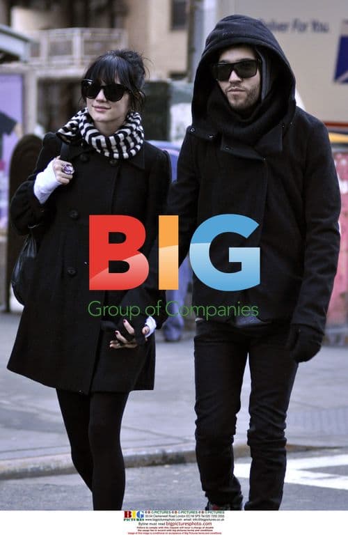 Ashlee and Pete visit costume shop