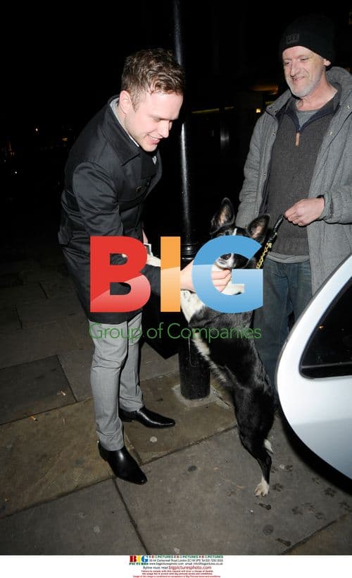 Olly Murs Buys Big Issue Magazine