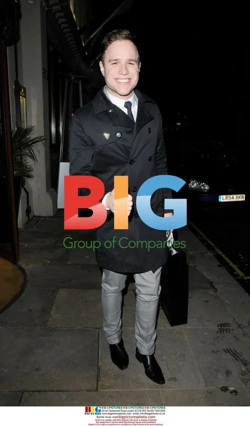 Olly Murs Buys Big Issue in London