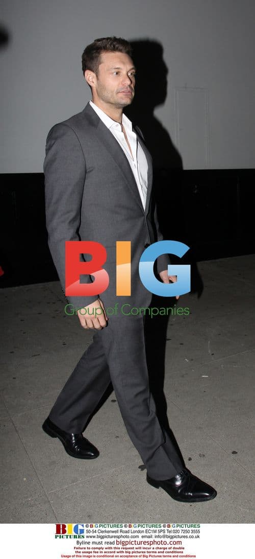 Ryan Seacrest Leaves Restaurant