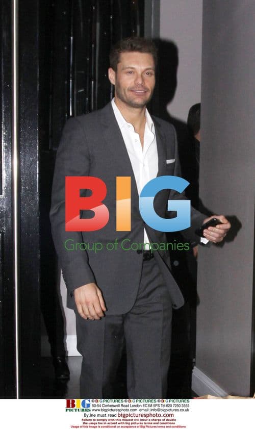 Ryan Seacrest leaving restaurant