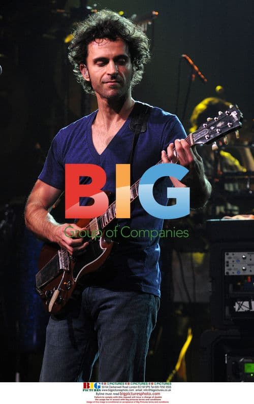 Dweezil Zappa Performing