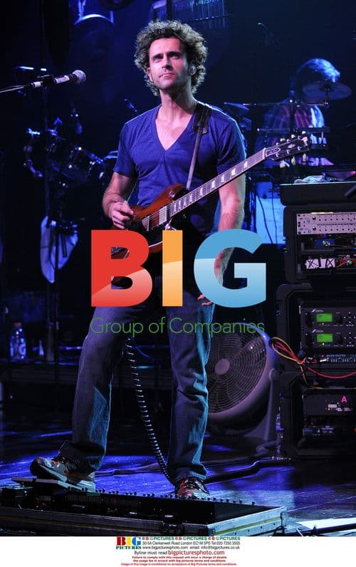 Dweezil Zappa Performs