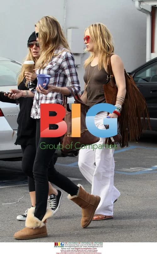 Kate Hudson Leaving Cafe with Friends
