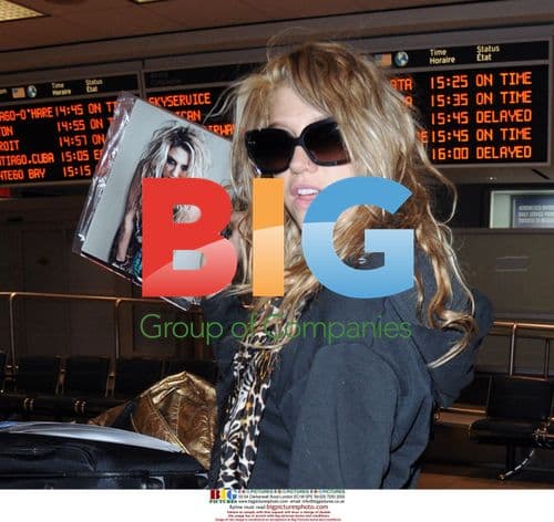 Kesha kicks up a storm at Pearson Airport