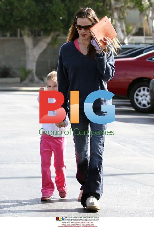 Jennifer Garner Grocery Shopping with Daughter Violet