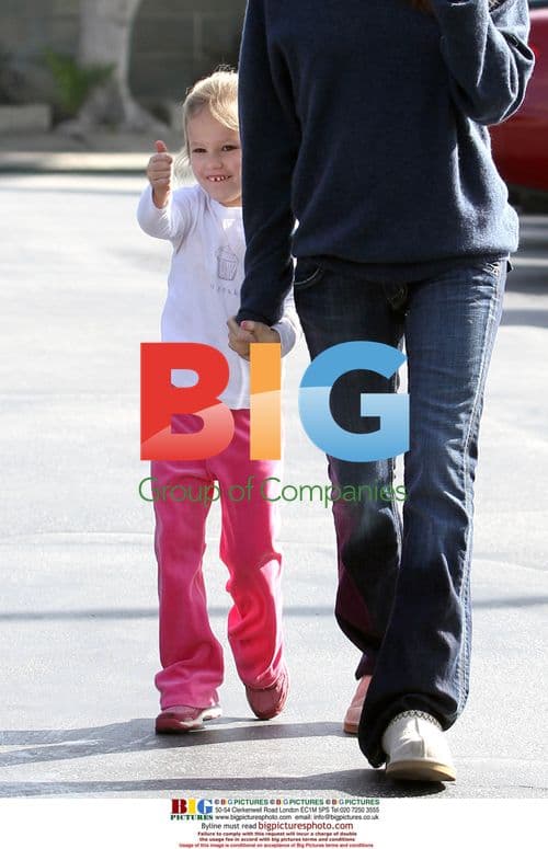 Jennifer Garner and daughter Violet grocery shopping