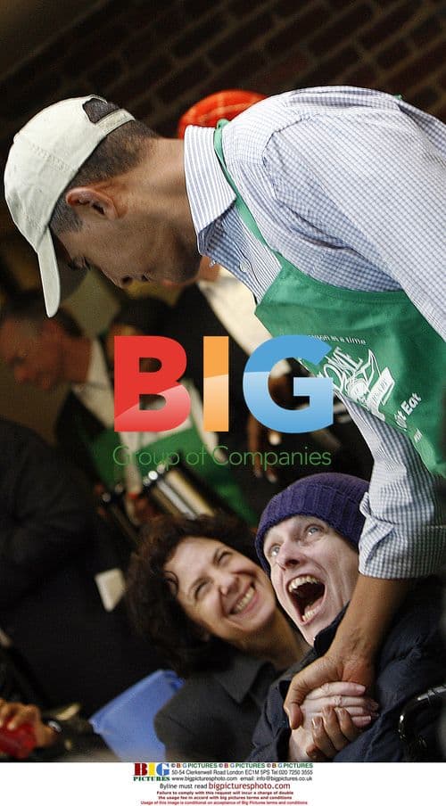 Obama Family Serves Meals to Needy