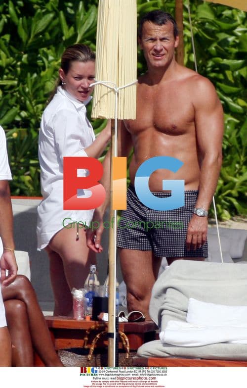 Naomi Campbell, Kate Moss on Thai Beach