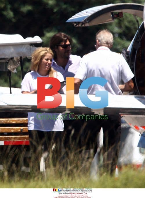 Shakira and boyfriend return from Haiti relief efforts