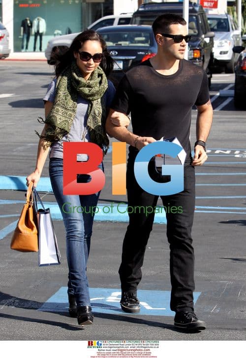 Jesse Metcalfe Goes Shopping with Girlfriend