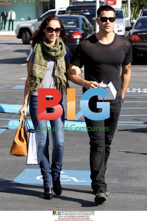 Jesse Metcalfe Shops With Girlfriend