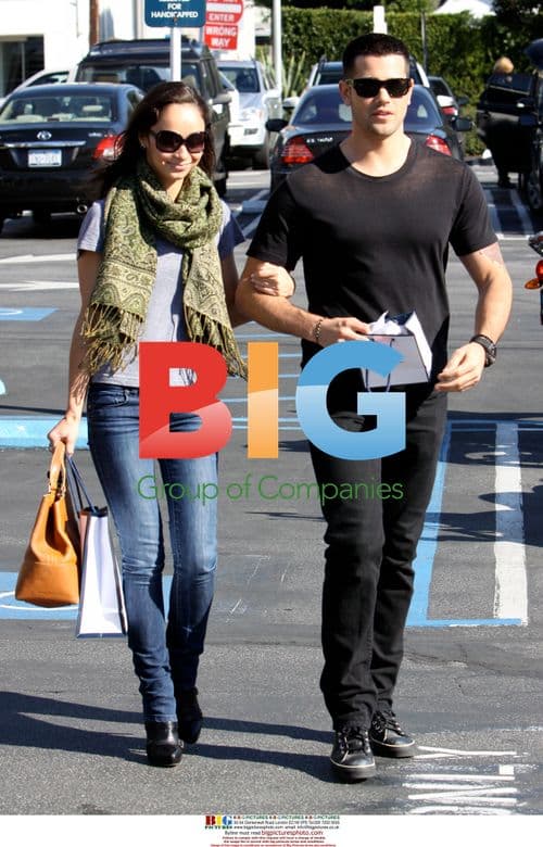 Jesse Metcalfe and Girlfriend Shopping