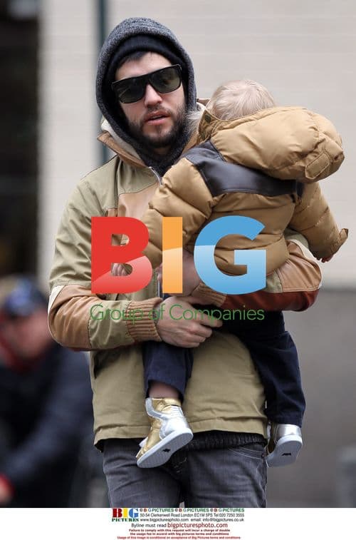 Pete Wentz and son Bronx go for pizza