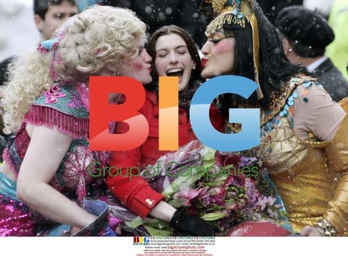 Anne Hathaway Kissed by Harvard Seniors