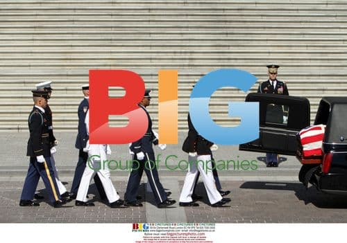 Sen. Robert Byrd's casket carried into U.S. Capitol