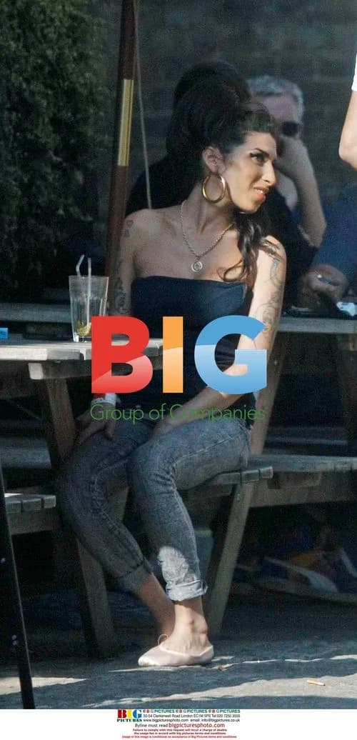 Amy Winehouse Interacts With Child at Pub
