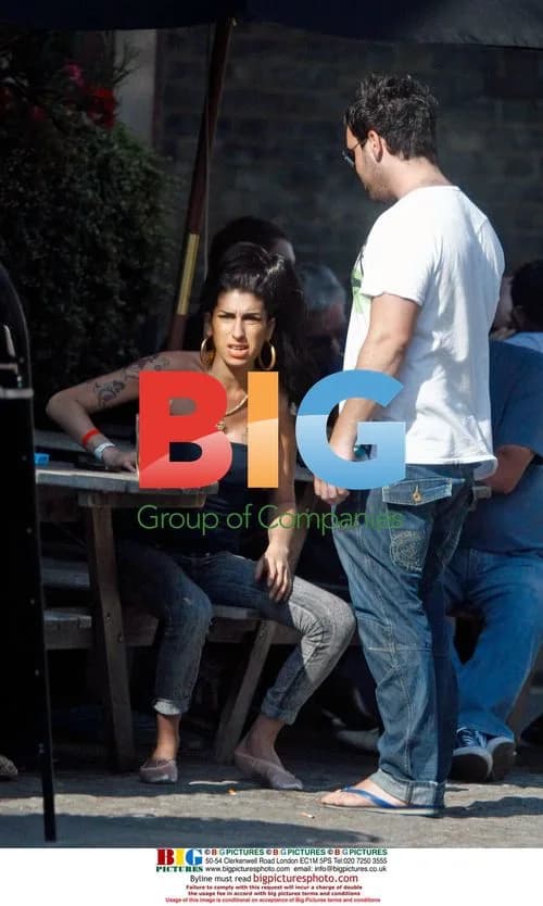 Amy Winehouse Plays with Child at Pub