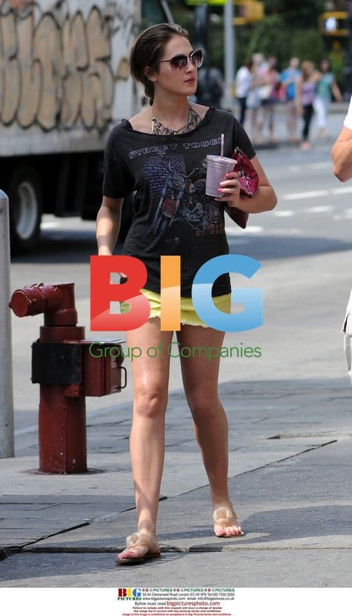 Roxy Olin and boyfriend kiss in NYC